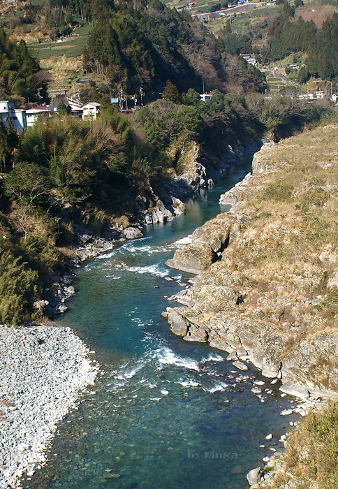 吉野川是四國規模最大河流，源自西日本第一高峰石鎚山系，橫斷愛媛、高知、德島三縣的「四國山地」，由四國東邊注入紀伊水道