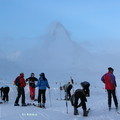 睡眼矇矓的巨人(Matterhorn)腳下，一群滑雪客已經整裝待發