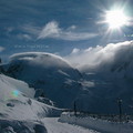 瑞士第二大冰河Gorner Glacier，由Monte Rosa峰(4634m)與Liskamm峰(4527m)之間拖灑而下，朝陽從後面升起
