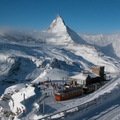 由觀景台眺望以Matterhorn(馬特洪峰)為背景的Gornergrat車站(3130m)