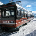 哥納葛特鐵路(Gornergrat Railway)建於1898年，是瑞士第一條齒輪電車軌道，鐵路從海拔1620m的策馬特直通往海拔3089m的哥納葛特觀景台，全程約需42分鐘(通常每24分鐘一班)。正是由於它的開通，使得遊客可以輕鬆的進入阿爾卑斯山核心的神秘世界