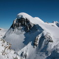 布來特峰(Breithorn,4164m)近在眼前，小馬特洪峰(Klein Matterhorn,3883m)為其支脈