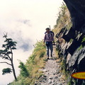 玉山登山道就像這樣一邊懸崖、一邊峭壁，一路沿著山腰纏繞而上。路雖小，其實並不難走，甚至有如漫步雲端的感覺
