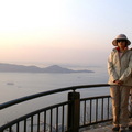 「獅子の霊巌」觀景台位於屋島西面、面臨瀨戶內海的懸崖邊，此處是觀賞夕陽落日、高松夜景、瀨戶內海的最佳地點