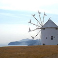白色風車是為印證小豆島與希臘米洛斯島( Milos)結為姊妹島的友好，於1992年所建造的。白色風車周圍植栽的盡是綠色草皮與橄欖樹，如果再有藍天白雲與大海為背景，不但是最佳的攝影場景，更讓人想慵懶的在此休息一整天