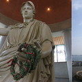 (左圖)在「オリーブ記念館」內迎人的雅典那女神(Athana) (右圖)「オリーブ記念館」前的希臘石柱
