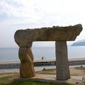 「Paradaise Gate(1991.曽根皋子)」在內海灣沙灘上，是許多戶外展示的花崗岩石雕藝術作品之一