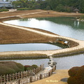 後樂園中處處有活水，又用園路、水路將廣闊的草坪、水池、假山、茶室連成一體，可謂獨具匠心的林泉回遊式庭園