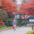 「逍遥園」原為1200歷史的輪王寺門跡庭園，而後經江戶時代改造成現在的庭園。園內植有日光山所有種類的楓樹，每到紅葉期(11月10日前後)就會見到顏色層次分明的紅葉，是日光的賞楓名所
