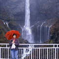 華厳の滝落下口之幅寬約9m、落差97m，由大岩壁上一氣落下，為日本3名瀑之一