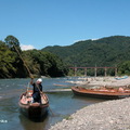 舟沿著荒川順流而下，可以從船上觀賞兩岸層層的山岩，以及長瀞的溪谷美景