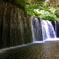 白系の滝是一個寬度廣達70公尺、高只有3公尺的瀑布，只見黑色的岩石上宛如數百條白色的絲絹的溪水一瀉而下