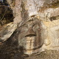 磨崖佛(岩面大佛)為初代藤原氏時代的作品，將近有千年的歷史，原佛身約有16.5m高，佛面長約3.6m。佛像胸部以下的部分在1896年的一次地震中崩落