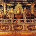 金色堂內全部漆上了塗、並押上著金箔，四條柱子上鑲著青白光亮的夜光貝，中央供奉著阿彌陀佛、觀音菩薩、地藏菩薩等佛像。而堂內部的3個佛壇中安置著藤原家三代的遺體以及第四代泰衡的首級