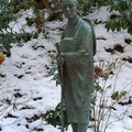 松尾芭蕉像佇立在金色堂舊覆堂旁 (1989製作)