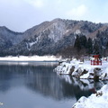 湖面如鏡，世間塵囂都被冷空氣所凍結，田澤湖的冬景色簡直美得像幅畫，而整個湖區安靜得只剩我倆(還有計程車司機)
