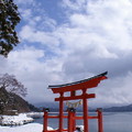 現在御座石上建有一座面向田沢湖的御座石鳥居，鮮紅的佇立在雪白地上特別顯眼