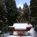 御座石神社鎮座於田沢湖畔，創建在600年前的室町時代，主祭湖神たつこ(辰子)姬
