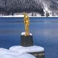 金碧輝煌的辰子像，永遠美麗的佇立在西岸湖畔，那是1968年出自岩手縣雕刻家舟越保武之作品，她不但是代表田沢湖之神、同時也是象徵田沢湖的景點