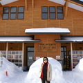 アルパこまくさ溫泉館的2樓有一個展望田沢湖的露天風呂，因為此處是秋田駒ヶ岳的登山基地，所以一樓展示有關駒ヶ岳的情報資料，同時供遊客無料休息，而「鶴の湯」的入口也在此(此相片為回程拍的)