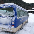 溫泉旅館「鶴の湯」的送迎巴士，在漫天飛雪的山路中行駛，途中有在別館「山の宿」小停，大約20分鐘抵達該館