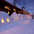 「本陣」前的一排雪燈籠，感覺有別於一般溫泉鄉的浪漫