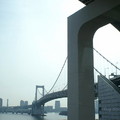 レインボーブリッジ(彩虹橋Rainbow Bridge)是連結東京都港區的芝浦與御台場的吊橋。橋長798m、分上下兩層，上層為高速公路、下層中央行走ゆりかもめ、兩側是一般道路。