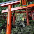 「命婦社」位於山腹，主要祭祀稲荷大神的使者- 白狐の霊，走這段路時氣氛有些詭異，感覺倒比較像電影中狐妖出沒的場景