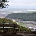 由石壁山頂的一角可以瞭望市區及有明海。雖然需要爬上一段很陡山路(約15分鐘)，但是可以坐在椅子上欣賞一望無際的風景也是值得的