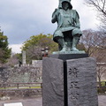 由熊本城西側的二の丸広場進城，在行幸橋前可見加藤清正公的銅像 

