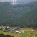 立野駅附近的景色，或許處於阿蘇「外環山」的缺口風比較大，山上可見許多風力發電的風車群
