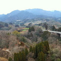 公路穿越重重的九州山地，遠處可看見夾隔在大分県與宮崎県間的祖母山(標高1,756m)，那是同屬於兩縣的最高峰

