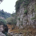 仙人の屏風岩在遊步道的對岸，那是一座高70m的廣大柱状節理断崖
