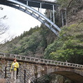 如果選走上面的高千穂大橋，可接上公路回市區。我們則是走下面的神橋，可由山路直通高千穂神社的後門