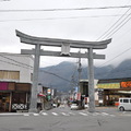 現在路口就有一個神社鳥居，可見湯布院同時也保留了傳統的原味
