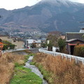 由湯の坪川上望過去，那只是長得很像由布岳的倉木山(標高1160ｍ)
