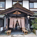 南面湖畔有一家「古式手打そば  泉」 岳本支店(金鱗湖店)是午餐的最佳選擇
