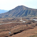 阿蘇山纜道是世界唯一能帶旅客到那麼近距離、觀看活動中火山口的纜車(背景為烏帽子岳)
