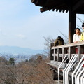 站在「清水の舞台」可眺望京都市街景，而當一個日本人下了很大的決心時，常會說：「有從清水舞台跳下的心情」
