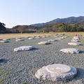 大宰府政庁跡(都府楼跡）位於四王寺山的南麓，雖然只剩廢墟遺跡，但光看其週邊役所大宰府政庁跡(都府楼跡）位於四王寺山的南麓，雖然只剩廢墟遺跡，但光看其週邊役所的基石陣仗，就能體會當年繁榮的盛況
的基石陣仗，就能體會當年繁榮的盛況
