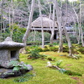 祇王寺隸屬於真言宗大覚寺派的尼寺。山号高松山。院号往生院。本尊為大日如来。寺院就只這麼大小
