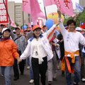 04. 2004年總統大選前國親舉辦百萬人遊行, 慶安帶領支持群眾熱情參與