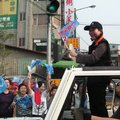 09. 吉普車隊進行到台北市萬華區, 支持民眾揮舞著小旗幟為國親加油