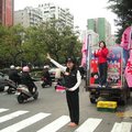 10. 在2004總統大選的投票前夕, 慶安在台北市重要路口拜票, 做最後衝刺!