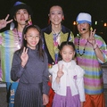 與林俊逸(中間)合照，他是當年五燈獎兒童歌唱組五度五關得主