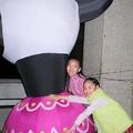 與如果劇團的標誌~隱形熊貓~的大型氣球偶，合照