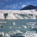 天山：東峰博格達冰河末端湖泊