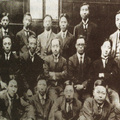 1921年4月陳通伯攝于倫敦中國樓前：傅斯年（前排左一）、劉半農（中排左一）、蔡元培（中排左二）、徐志摩（中排右一）