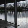佐川美術館~簡潔灰色調與現代的線條，搭配著一大片水景設計，水波光粼粼，光影倒映在水面上也很美~~