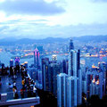 太平山頂峰景餐廳俯視香港，夕陽即將西沈，萬家燈火漸漸亮起。